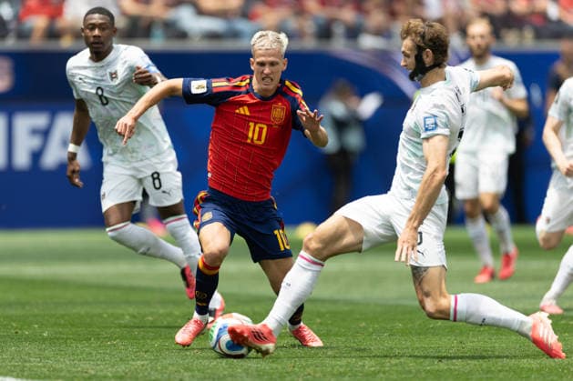 INGLEWOOD, CA - JULY 02: Dani Olmo 10 of Spain and Stefan Posch 5 of Austria compete for the ball during the FIFA World Cup, WM, Weltmeisterschaft, Fussball 2026 Round of 32 match between Spain and Austria on July 2, 2026 at Los Angeles Stadium in Inglewood, CA. (Photo by Karl Anderson Icon Sportswire) SOCCER: JUL 02 FIFA World Cup 26 Round of 32 - Spain v Austria EDITORIAL USE ONLY Icon272260702004