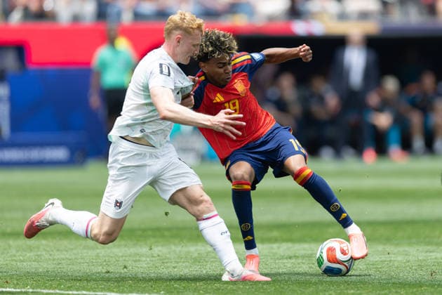 INGLEWOOD, CA - JULY 02: Lamine Yamal 19 of Spain controls the ball against Nicolas Seiwald 6 of Austria during the FIFA World Cup, WM, Weltmeisterschaft, Fussball 2026 Round of 32 match between Spain and Austria on July 2, 2026 at Los Angeles Stadium in Inglewood, CA. (Photo by Karl Anderson Icon Sportswire) SOCCER: JUL 02 FIFA World Cup 26 Round of 32 - Spain v Austria EDITORIAL USE ONLY Icon272260702006