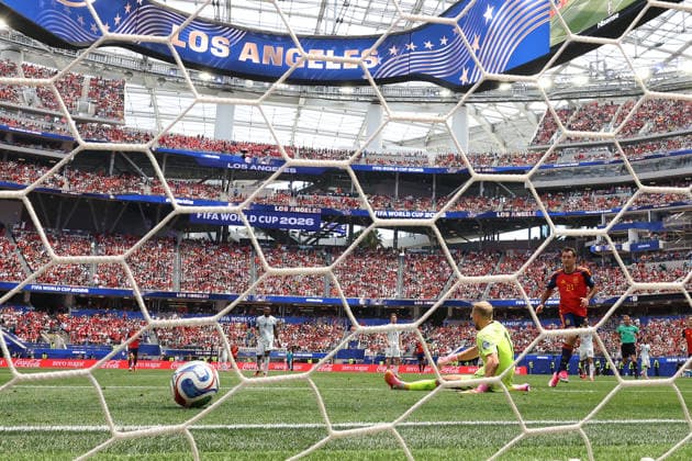 INGLEWOOD, CA - JULY 02: Mikel Oyarzabal 21 of Spain scores a goal against Alexander Schlager 1 of Austria during the FIFA World Cup, WM, Weltmeisterschaft, Fussball 2026 Round of 32 match between Spain and Austria on July 2, 2026 at Los Angeles Stadium in Inglewood, CA. (Photo by Karl Anderson Icon Sportswire) SOCCER: JUL 02 FIFA World Cup 26 Round of 32 - Spain v Austria EDITORIAL USE ONLY Icon272260702009