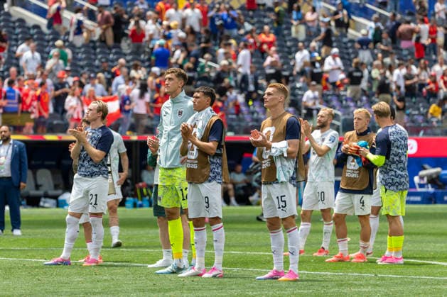 July 2, 2026, Los Angeles, California, USA: Austria players acknowledge their supporters after losing to Spain in the FIFA World Cup, WM, Weltmeisterschaft, Fussball Round of 32 soccer match at SoFi Stadium in Inglewood, Calif., on Thursday, July 2, 2026. World Cup 2026: Spain 3:0 Austria  - ZUMAc68_ 20260702_zaf_c68_098 Copyright: xRingoxChiux