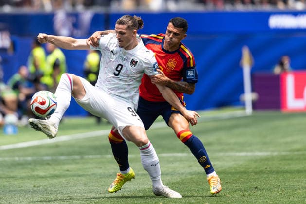SOCCER - FIFA World Cup, WM, Weltmeisterschaft, Fussball 2026 INGLEWOOD,CALIFORNIA,USA,02.JUL.26 - SOCCER - FIFA World Cup, round of 32, Spain vs Austria. Image shows Marcel Sabitzer (AUT) and Pedro Porro (ESP).  GEPAxpictures xArminxRauthner