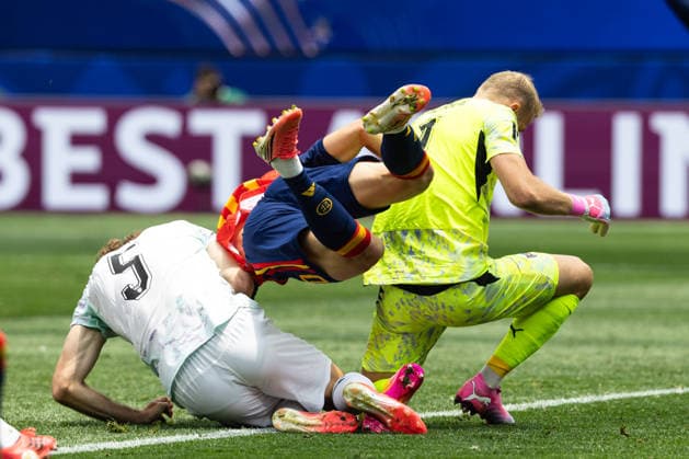 SOCCER - FIFA World Cup, WM, Weltmeisterschaft, Fussball 2026 INGLEWOOD,CALIFORNIA,USA,02.JUL.26 - SOCCER - FIFA World Cup, round of 32, Spain vs Austria. Image shows Stefan Posch (AUT), Dani Olmo (ESP) and Alexander Schlager (AUT).  GEPAxpictures xArminxRauthner