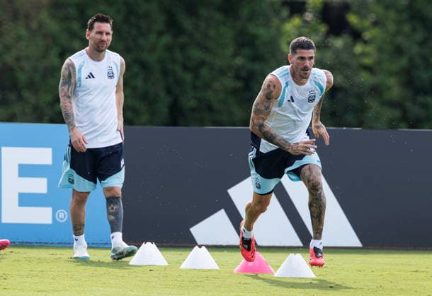 FIFA World Cup, WM, Weltmeisterschaft, Fussball 2026 - Argentina training session Argentina s Rodrigo De Paul (R) and Lionel Messi (L) attend a training session at the Inter Miami stadium in Fort Lauderdale, Florida, USA, 02 July 2026. Argentina will face Cape Verde on 03 July in a 2026 FIFA World Cup Round of 32 match. FORT LAUDERDALE FLORIDA United States  Copyright: xCRISTOBALxHERRERA-ULASHKEVICHx
