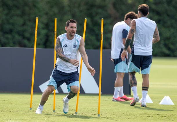 FIFA World Cup, WM, Weltmeisterschaft, Fussball 2026 - Argentina training session Argentina s Lionel Messi attends a training session at the Inter Miami stadium in Fort Lauderdale, Florida, USA, 02 July 2026. Argentina will face Cape Verde on 03 July in a 2026 FIFA World Cup Round of 32 match. FORT LAUDERDALE FLORIDA United States  Copyright: xCRISTOBALxHERRERA-ULASHKEVICHx