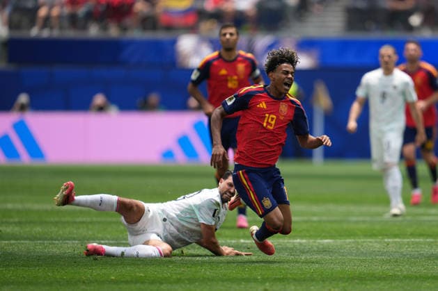 RECORD DATE NOT STATED 2nd July 2026; SoFi Stadium, Los Angeles, California, United States of America; FIFA World Cup, WM, Weltmeisterschaft, Fussball Football, Spain versus Austria; Lamine Yamal of Spain is fouled by Florian Grillitsch of Austria AlecxBrown