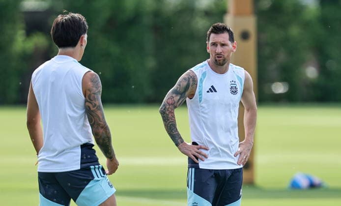 FIFA World Cup, WM, Weltmeisterschaft, Fussball 2026 - Argentina training session Argentina s Lionel Messi (R) attends a training session in Fort Lauderdale, Florida, USA, 02 July 2026. Argentina will face Cape Verde on 03 July in a 2026 FIFA World Cup Round of 32 match. FORT LAUDERDALE FLORIDA United States  Copyright: xCRISTOBALxHERRERA-ULASHKEVICHx