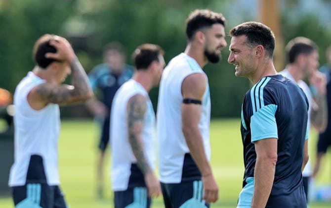 FIFA World Cup, WM, Weltmeisterschaft, Fussball 2026 - Argentina training session Argentina national soccer team head coach Lionel Scaloni (R) attends a training session in Fort Lauderdale, Florida, USA, 02 July 2026. Argentina will face Cape Verde on 03 July in a 2026 FIFA World Cup Round of 32 match. FORT LAUDERDALE FLORIDA United States  Copyright: xCRISTOBALxHERRERA-ULASHKEVICHx