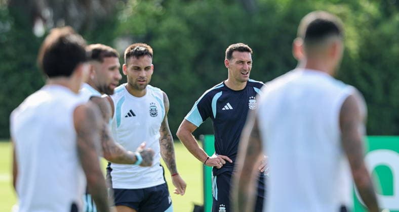 FIFA World Cup, WM, Weltmeisterschaft, Fussball 2026 - Argentina training session Argentina national soccer team head coach Lionel Scaloni (C) attends a training session in Fort Lauderdale, Florida, USA, 02 July 2026. Argentina will face Cape Verde on 03 July in a 2026 FIFA World Cup Round of 32 match. FORT LAUDERDALE FLORIDA United States  Copyright: xCRISTOBALxHERRERA-ULASHKEVICHx