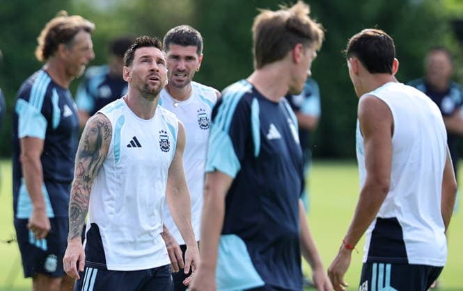 FIFA World Cup, WM, Weltmeisterschaft, Fussball 2026 - Argentina training session Argentina s Lionel Messi (L) attends a training session in Fort Lauderdale, Florida, USA, 02 July 2026. Argentina will face Cape Verde on 03 July in a 2026 FIFA World Cup Round of 32 mat FORT LAUDERDALE FLORIDA United States  Copyright: xCRISTOBALxHERRERA-ULASHKEVICHx