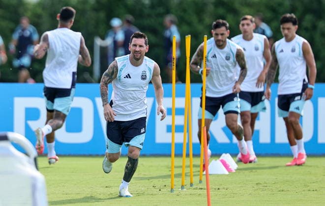 FIFA World Cup, WM, Weltmeisterschaft, Fussball 2026 - Argentina training session Argentina s Lionel Messi (L) attends a training session in Fort Lauderdale, Florida, USA, 02 July 2026. Argentina will face Cape Verde on 03 July in a 2026 FIFA World Cup Round of 32 match. FORT LAUDERDALE FLORIDA United States  Copyright: xCRISTOBALxHERRERA-ULASHKEVICHx