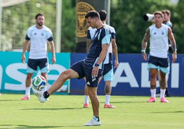FIFA World Cup, WM, Weltmeisterschaft, Fussball 2026 - Argentina training session Argentina national soccer team head coach Lionel Scaloni (C) attends a training session in Fort Lauderdale, Florida, USA, 02 July 2026. Argentina will face Cape Verde on 03 July in a 2026 FIFA World Cup Round of 32 match. FORT LAUDERDALE FLORIDA United States  Copyright: xCRISTOBALxHERRERA-ULASHKEVICHx