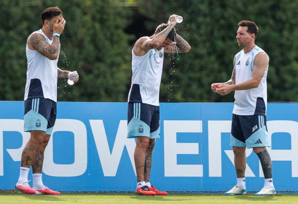 FIFA World Cup, WM, Weltmeisterschaft, Fussball 2026 - Argentina training session Argentina s Rodrigo De Paul (C) and Lionel Messi (R)attend a training session at the Inter Miami stadium in Fort Lauderdale, Florida, USA, 02 July 2026. Argentina will face Cape Verde on 03 July in a 2026 FIFA World Cup Round of 32 match. FORT LAUDERDALE FLORIDA United States  Copyright: xCRISTOBALxHERRERA-ULASHKEVICHx