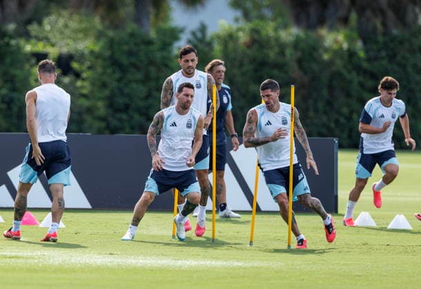 FIFA World Cup, WM, Weltmeisterschaft, Fussball 2026 - Argentina training session National soccer player Lionel Messi (C) and Rodrigo De Paul (R) attend the training at the Inter Miami stadium in Fort Lauderdale, Florida, USA, 02 July 2026. Argentina will face Cabo Verde 03 July in a FIFA World Cup 2026 round of 32 match. FORT LAUDERDALE FLORIDA United States  Copyright: xCRISTOBALxHERRERA-ULASHKEVICHx