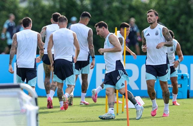 FIFA World Cup, WM, Weltmeisterschaft, Fussball 2026 - Argentina training session Argentina s Lionel Messi (C) attends a training session in Fort Lauderdale, Florida, USA, 02 July 2026. Argentina will face Cape Verde on 03 July in a 2026 FIFA World Cup Round of 32 match. FORT LAUDERDALE FLORIDA United States  Copyright: xCRISTOBALxHERRERA-ULASHKEVICHx