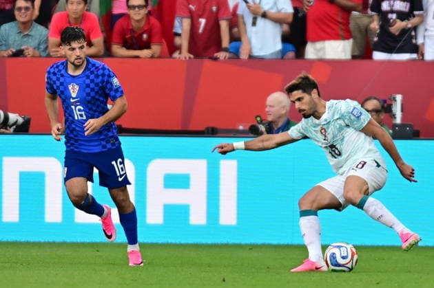 FIFA World Cup, WM, Weltmeisterschaft, Fussball 2026 - Round of 32 - Portugal vs Croatia Martin Baturina of Croatia (L) in action against Pedro Neto of Portugal (R) during the FIFA World Cup 2026 Round of 32 match Portugal against Croatia, in Toronto, Canada, 02 July 2026. TORONTO Canada  Copyright: xEDUARDOxLIMAx