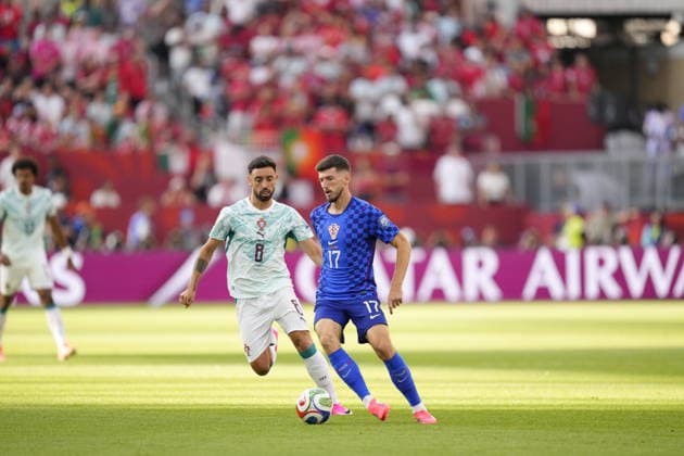 Portugal v Croatia - FIFA World Cup, WM, Weltmeisterschaft, Fussball 2026 - Round of 32 TORONTO, CANADA - JULY 2: Petar Sucic of Croatia and Bruno Fernandes of Portugal compete for the ball during the 2026 FIFA World Cup Round of 32 match between Portugal and Croatia at Toronto Stadium (BMO Field) in Toronto, Ontario, Canada on July 2, 2026. Jose Hernandez Anadolu Ontario Canada. Editorial use only. Please get in touch for any other usage.  Copyright: x2026xAnadoluxJosexHernandezx