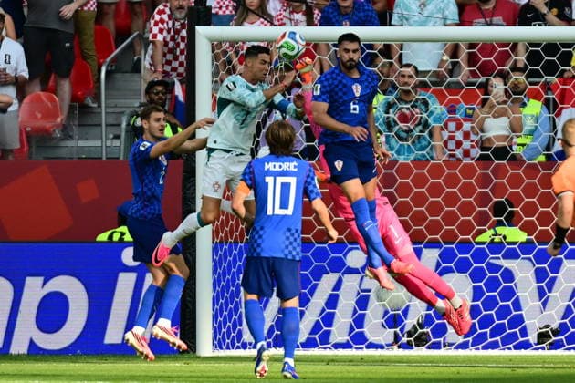FIFA World Cup, WM, Weltmeisterschaft, Fussball 2026 - Round of 32 - Portugal vs Croatia Josip Stanisic of Croatia (L), Cristiano Ronaldo of Portugal (2-L), Dominik Livakovic of Croatia (2-R), and Josip Sutalo of Croatia (R) in action during the FIFA World Cup 2026 Round of 32 match Portugal against Croatia, in Toronto, Canada, 02 July 2026. TORONTO Canada  Copyright: xEDUARDOxLIMAx