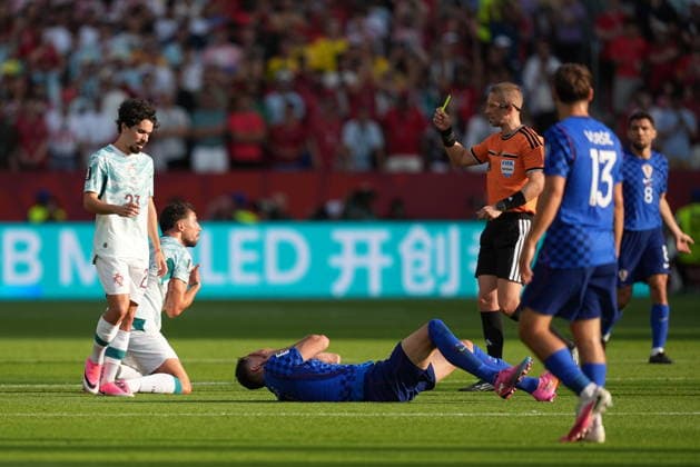 Portugal v Croatia - FIFA World Cup, WM, Weltmeisterschaft, Fussball 2026 - Round of 32 TORONTO, CANADA - JULY 02: Referee Espen Eskas shows a yellow card to Ruben Dias (L) of Portugal during the 2026 FIFA World Cup First Stage Group I match between Portugal and Croatia at Toronto Stadium (BMO Field) in Toronto, Ontario, Canada on July 02, 2026. Mert Alper Dervis Anadolu Ontario Canada. Editorial use only. Please get in touch for any other usage.  Copyright: x2026xAnadoluxMertxAlperxDervisx