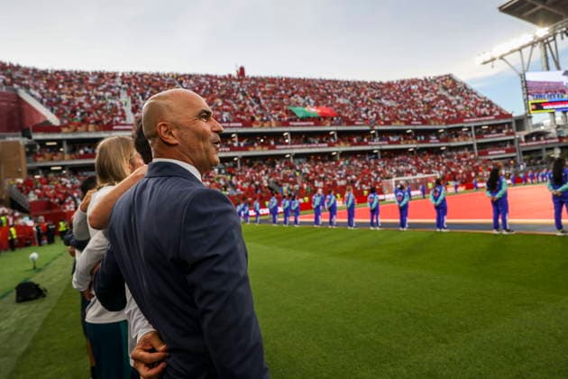 FIFA World Cup, WM, Weltmeisterschaft, Fussball 2026 - Round of 32 - Portugal vs Croatia Portugal s head coach Roberto Martinez sings the national anthem with his staff ahead of the FIFA World Cup 2026 Round of 32 match Portugal against Croatia, in Toronto, Canada, 02 July 2026. Palm Beach Florida United States  Copyright: xMIGUELxA.xLOPESx
