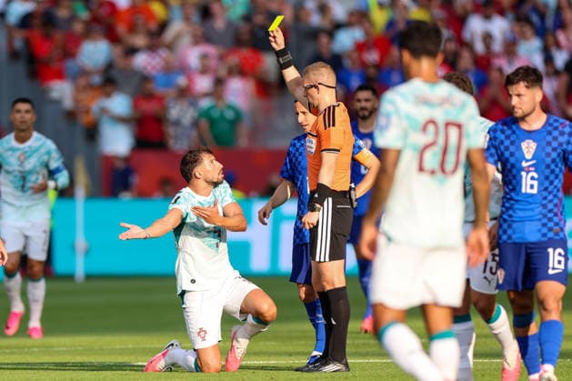 Portugal v Croatia: Round Of 32 - FIFA World Cup, WM, Weltmeisterschaft, Fussball 2026 Referee Espen Eskas shows yellow card to Ruben Dias of Portugal during the FIFA World Cup 2026 Round Of 32 match between Portugal and Croatia at Toronto Stadium on July 2, 2026 in Toronto, Canada.  SanjinxStrukic PIXSELL