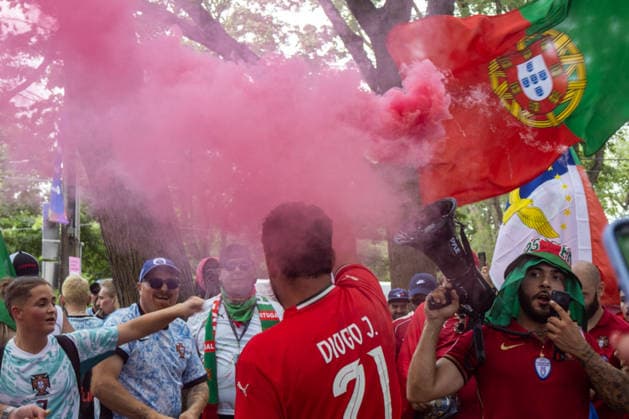Portuguese fans in Toronto TORONTO, OT - 02.07.2026: PORTUGUESE FANS IN TORONTO - Portuguese fans take to the streets of Toronto in a festive atmosphere ahead of the match between Portugal and Croatia, wearing red and green, carrying flags and celebrating their passion for football. (Photo: R Vasconcelos Fotoarena) x2977497x  RxVasconcelos
