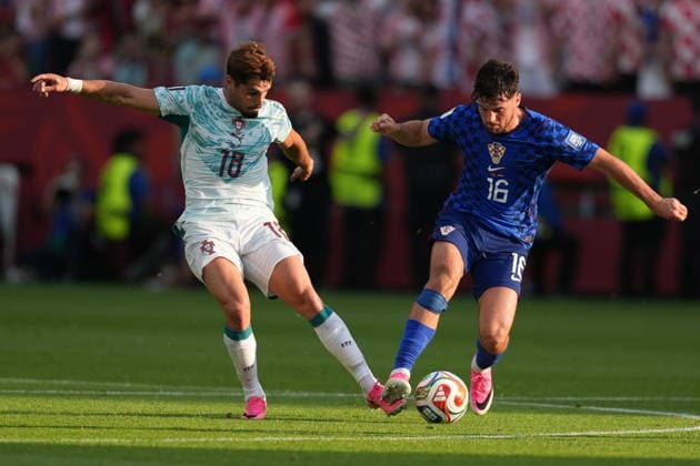 Portugal v Croatia - FIFA World Cup, WM, Weltmeisterschaft, Fussball 2026 - Round of 32 TORONTO, CANADA - JULY 02: Martin Baturina (16) of Croatia and Pedro Neto (18) of Portugal compete for the ball during the 2026 FIFA World Cup Round of 32 match between Portugal and Croatia at Toronto Stadium (BMO Field) in Toronto, Ontario, Canada on July 02, 2026. Mert Alper Dervis Anadolu Ontario Canada. Editorial use only. Please get in touch for any other usage.  Copyright: x2026xAnadoluxMertxAlperxDervisx