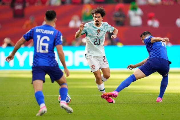 Portugal v Croatia: Round Of 32 - FIFA World Cup, WM, Weltmeisterschaft, Fussball 2026 Vitinha of Portugal and Ante Budimir of Croatia compete for the ball during the FIFA World Cup 2026 Round Of 32 match between Portugal and Croatia at Toronto Stadium on July 02, 2026 in Toronto, Ontario. Toronto ON Canada  Copyright: xJosexBretonx originalFilename:bretonhernandez-portugal260702_npVLv.jpg