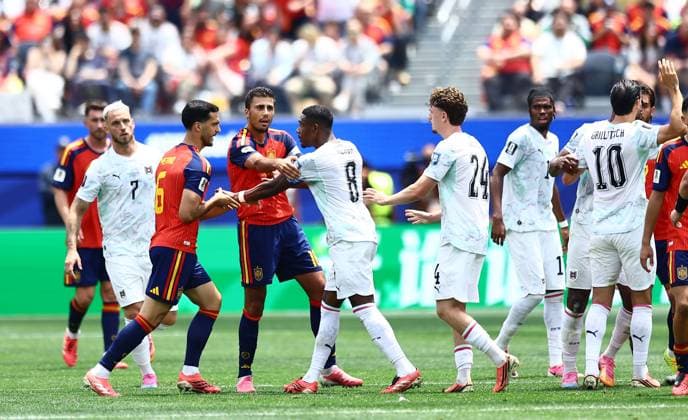 David Alaba of Austria argues with Mikel Merino of Spain and Rodri of Spain Spain v Austria, 2026 FIFA World Cup, WM, Weltmeisterschaft, Fussball ROund of 32, Football, Los Angeles Stadium, California, USA - 02 Jul 2026Los Angeles Los Angeles Stadium California (CA) United States of America  Copyright: xMichaelxZemanek Shutterstockx 16974406ea