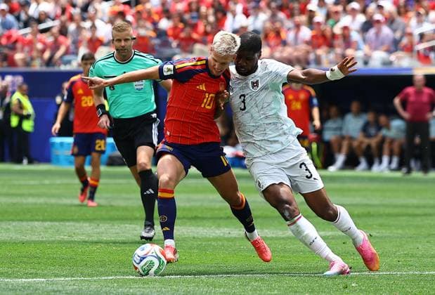 Dani Olmo of Spain battles with Kevin Danso of Austria Spain v Austria, 2026 FIFA World Cup, WM, Weltmeisterschaft, Fussball ROund of 32, Football, Los Angeles Stadium, California, USA - 02 Jul 2026Los Angeles Los Angeles Stadium California (CA) United States of America  Copyright: xMichaelxZemanek Shutterstockx 16974406em