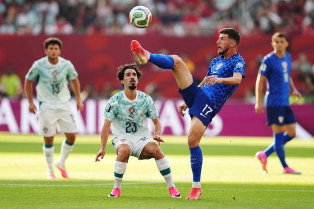 July 2, 2026, Toronto, On, CANADA: Croatia s Petar Sucic (17) plays the ball as Portugal s Vitinha (23) looks on during the first half of a World Cup round of 32 soccer match, in Toronto on Thursday, July 2, 2026. Canada News - July 2, 2026  - ZUMAc35_ 20260702_zaf_c35_102 Copyright: xNathanxDenettex