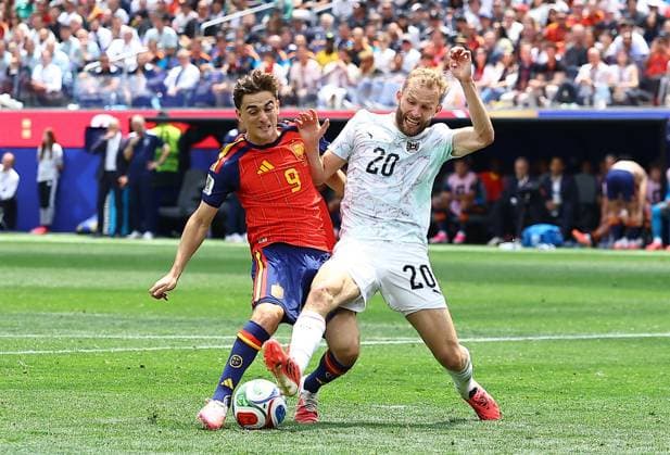 Gavi of Spain and Konrad Laimer of Austria Spain v Austria, 2026 FIFA World Cup, WM, Weltmeisterschaft, Fussball ROund of 32, Football, Los Angeles Stadium, California, USA - 02 Jul 2026Los Angeles Los Angeles Stadium California (CA) United States of America  Copyright: xMichaelxZemanek Shutterstockx 16974406ep
