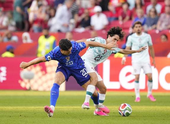 Portugal v Croatia - FIFA World Cup, WM, Weltmeisterschaft, Fussball 2026 - Round of 32 TORONTO, CANADA - JULY 02: Igor Matanovic of Croatia and Vitinha of Portugal compete for the ball during the 2026 FIFA World Cup Round of 32 match between Portugal and Croatia at Toronto Stadium (BMO Field) in Toronto, Ontario, Canada on July 02, 2026. Jose Hernandez Anadolu Ontario Canada. Editorial use only. Please get in touch for any other usage.  Copyright: x2026xAnadoluxJosexHernandezx