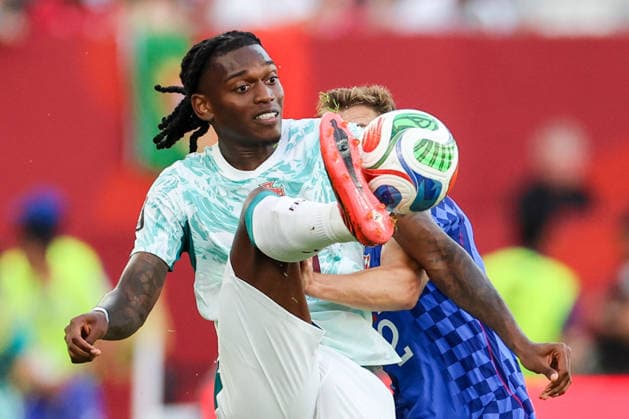 Portugal v Croatia: Round Of 32 - FIFA World Cup, WM, Weltmeisterschaft, Fussball 2026 Rafael Leao of Portugal and Josip Stanisic of Croatia competes for the ball during the FIFA World Cup 2026 Round Of 32 match between Portugal and Croatia at Toronto Stadium on July 2, 2026 in Toronto, Canada.  SanjinxStrukic PIXSELL