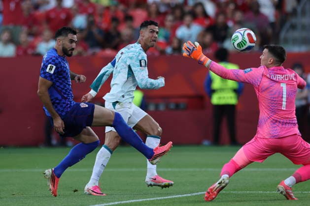 FIFA World Cup, WM, Weltmeisterschaft, Fussball 2026 - Round of 32 - Portugal vs Croatia Portugal s Cristiano Ronaldo (C) scores a goal that was later disalowed against Croatia s goalkeeper Dominik Livakovic (R) during the FIFA World Cup 2026 Round of 32 match Portugal against Croatia, in Toronto, Canada, 02 July 2026. Palm Beach Florida United States  Copyright: xMIGUELxA.xLOPESx