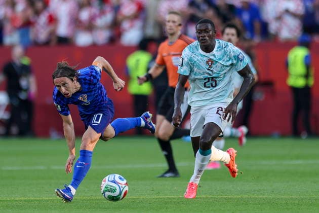 FIFA World Cup, WM, Weltmeisterschaft, Fussball 2026 - Round of 32 - Portugal vs Croatia Portugal s Nuno Mendes (R) in action against Croatia s Luka Modric (L) during the FIFA World Cup 2026 Round of 32 match Portugal against Croatia, in Toronto, Canada, 02 July 2026. Palm Beach Florida United States  Copyright: xMIGUELxA.xLOPESx