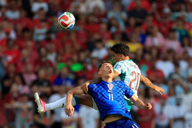 João Cancelo (B) of Portugal battles for the ball with Ante Budimir (R) of Croatia during a 2026 FIFA World Cup, WM, Weltmeisterschaft, Fussball match between Portugal and Croatia at BMO Stadium in Toronto, Canada, 02 July 2026. FIFA World Cup 2026 - Round of 32 - Portugal vs. Croatia !ACHTUNG: NUR REDAKTIONELLE NUTZUNG!  Copyright: xBienvenidoxVelascox GR5047 20260703-55020783041_1