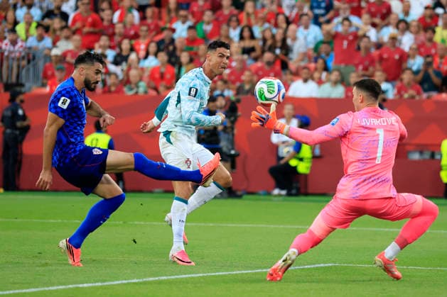 Cristiano Ronaldo (C) of Portugal vies for the ball with Dominik Livakovic (R) of Croatia during a 2026 FIFA World Cup, WM, Weltmeisterschaft, Fussball match between Portugal and Croatia at BMO Stadium in Toronto, Canada, 02 July 2026. FIFA World Cup 2026 - Round of 32 - Portugal vs. Croatia !ACHTUNG: NUR REDAKTIONELLE NUTZUNG!  Copyright: xBienvenidoxVelascox GR5092 20260703-55020783068_1