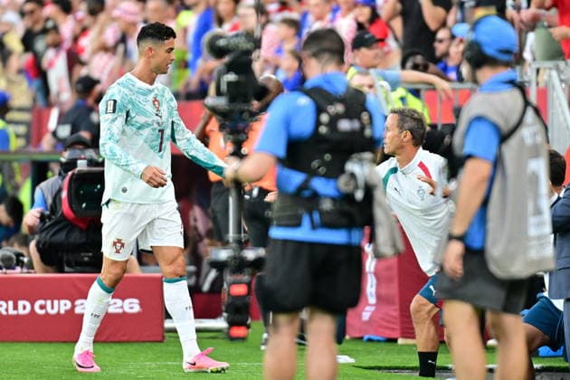 FIFA World Cup, WM, Weltmeisterschaft, Fussball 2026 - Round of 32 - Portugal vs Croatia Cristiano Ronaldo of Portugal greets his bench teammates after being substituted during the FIFA World Cup 2026 Round of 32 match Portugal against Croatia, in Toronto, Canada, 02 July 2026. TORONTO Canada  Copyright: xEDUARDOxLIMAx