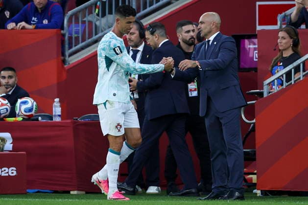 FIFA World Cup, WM, Weltmeisterschaft, Fussball 2026 - Round of 32 - Portugal vs Croatia Portugal s head coach Roberto Martinez greets his player Cristiano Ronaldo (L) as he leaves the pitch during the FIFA World Cup 2026 Round of 32 match Portugal against Croatia, in Toronto, Canada, 02 July 2026. Palm Beach Florida United States  Copyright: xMIGUELxA.xLOPESx