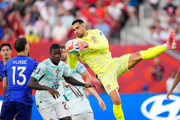 Portugal v Croatia: Round Of 32 - FIFA World Cup, WM, Weltmeisterschaft, Fussball 2026 Diogo Costa of Portugal controls the ball during the FIFA World Cup 2026 Round Of 32 match between Portugal and Croatia at Toronto Stadium on July 02, 2026 in Toronto, Ontario. Toronto ON Canada  Copyright: xJosexBretonx originalFilename:bretonhernandez-portugal260702_np6W7.jpg