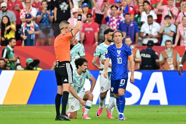 FIFA World Cup, WM, Weltmeisterschaft, Fussball 2026 - Round of 32 - Portugal vs Croatia Referee Espen Eskas (L) shows a yellow card to Luka Modric of Croatia during the FIFA World Cup 2026 Round of 32 match Portugal against Croatia, in Toronto, Canada, 02 July 2026. TORONTO Canada  Copyright: xEDUARDOxLIMAx