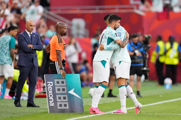 Portugal v Croatia: Round Of 32 - FIFA World Cup, WM, Weltmeisterschaft, Fussball 2026 Cristiano Ronaldo of Portugal greets Ruben Neves of Portugal during the FIFA World Cup 2026 Round Of 32 match between Portugal and Croatia at Toronto Stadium on July 02, 2026 in Toronto, Ontario. Toronto ON Canada  Copyright: xJosexBretonx originalFilename:bretonhernandez-portugal260702_npmk8.jpg