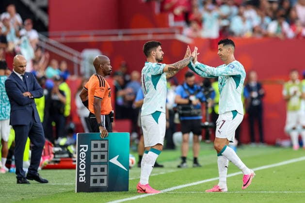 Portugal v Croatia: Round Of 32 - FIFA World Cup, WM, Weltmeisterschaft, Fussball 2026 Cristiano Ronaldo of Portugal high fives Ruben Neves of Portugal as he is substituted during the FIFA World Cup 2026 Round Of 32 match between Portugal and Croatia at Toronto Stadium on July 2, 2026 in Toronto, Canada.  SanjinxStrukic PIXSELL