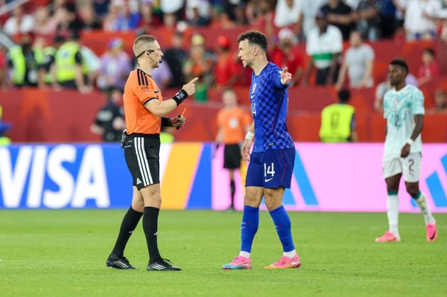Portugal v Croatia: Round Of 32 - FIFA World Cup, WM, Weltmeisterschaft, Fussball 2026 Ivan Perisic of Croatia reacts with referee Espen Eskas during the FIFA World Cup 2026 Round Of 32 match between Portugal and Croatia at Toronto Stadium on July 2, 2026 in Toronto, Canada.  SanjinxStrukic PIXSELL