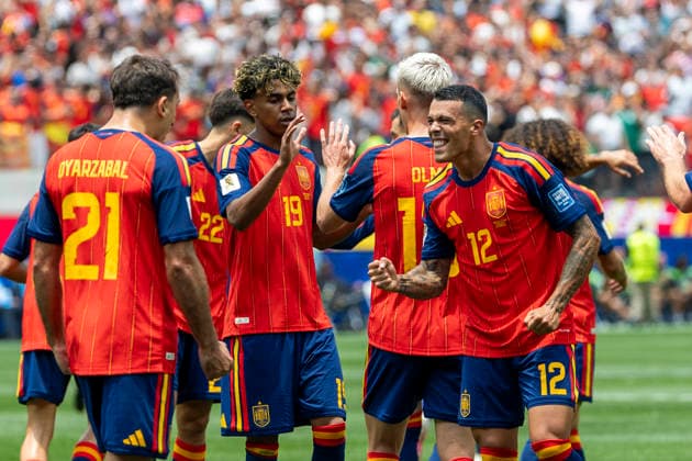 July 2, 2026, Los Angeles, California, USA: SpainÃ¢â‚¬â ¢s Pedro Porro (12) celebrates after Mikel Oyarzabal (21) scoring against Austria during the FIFA World Cup, WM, Weltmeisterschaft, Fussball Round of 32 soccer match at SoFi Stadium in Inglewood, Calif., Thursday, July 2, 2026. World Cup 2026: Spain 3:0 Austria  - ZUMAc68_ 20260702_zaf_c68_103 Copyright: xRingoxChiux