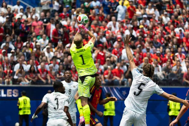 July 2, 2026, Los Angeles, California, USA: Austria goalkeeper Alexander Schlager (1) makes save against Spain during the FIFA World Cup, WM, Weltmeisterschaft, Fussball Round of 32 soccer match at SoFi Stadium in Inglewood, Calif., Thursday, July 2, 2026. Los Angeles USA - ZUMAc68_ 20260702_zaf_c68_110 Copyright: xRingoxChiux