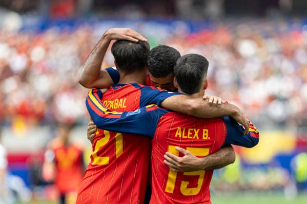 July 2, 2026, Los Angeles, California, USA: SpainÃ¢â‚¬â ¢s Rodri (16) and Alex Baena (15) celebrate after Mikel Oyarzabal (21) scoring against Austria during the FIFA World Cup, WM, Weltmeisterschaft, Fussball Round of 32 soccer match at SoFi Stadium in Inglewood, Calif., Thursday, July 2, 2026. World Cup 2026: Spain 3:0 Austria  - ZUMAc68_ 20260702_zaf_c68_106 Copyright: xRingoxChiux