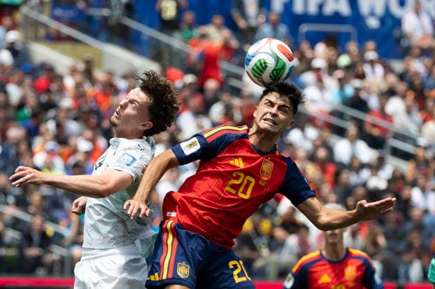 July 2, 2026, Los Angeles, California, USA: SpainÃ¢â‚¬â ¢s Pedri (20) and Austria s Paul Wanner (24) vie for the ball during the FIFA World Cup, WM, Weltmeisterschaft, Fussball Round of 32 soccer match at SoFi Stadium in Inglewood, Calif., Thursday, July 2, 2026. World Cup 2026: Spain 3:0 Austria  - ZUMAc68_ 20260702_zaf_c68_107 Copyright: xRingoxChiux