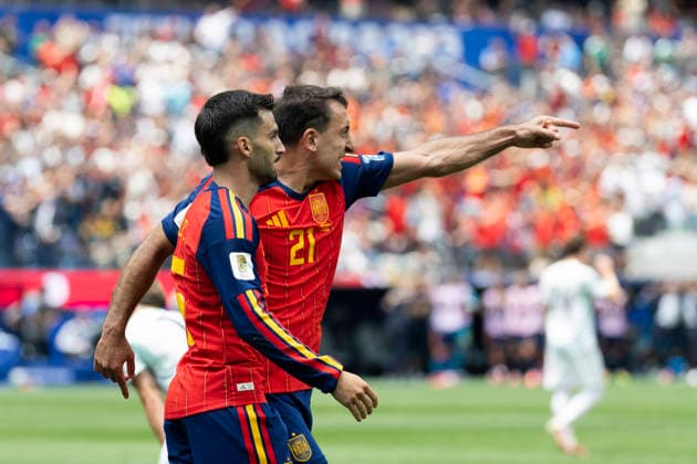 July 2, 2026, Los Angeles, California, USA: SpainÃ¢â‚¬â ¢s Mikel Oyarzabal (21) celebrates with Alex Baena (15) after scoring against Austria during the FIFA World Cup, WM, Weltmeisterschaft, Fussball Round of 32 soccer match at SoFi Stadium in Inglewood, Calif., Thursday, July 2, 2026. World Cup 2026: Spain 3:0 Austria  - ZUMAc68_ 20260702_zaf_c68_108 Copyright: xRingoxChiux