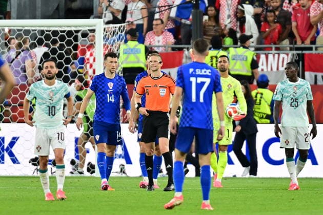 FIFA World Cup, WM, Weltmeisterschaft, Fussball 2026 - Round of 32 - Portugal vs Croatia Referee Espen Eskas (C) is surrounded by players after disallowing a goal during the FIFA World Cup 2026 Round of 32 match Portugal against Croatia, in Toronto, Canada, 02 July 2026. TORONTO Canada  Copyright: xEDUARDOxLIMAx